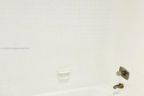 Copropriété à vendre à Sunny Isles Beach, Floride: 2 chambres, 138.24 m2 № 1954817 - photo 9