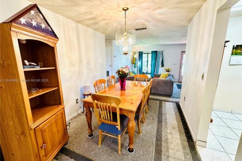 House in Miami Gardens, Florida 3 bedrooms, 144.93 sq.m. № 1841230 - photo 19