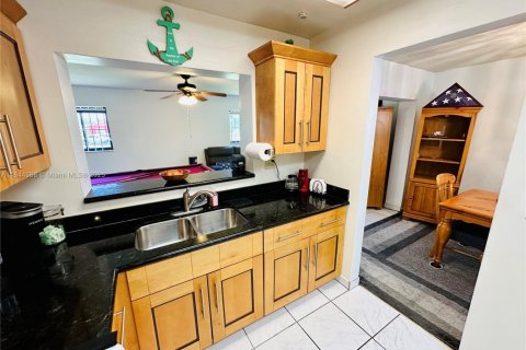 House in Miami Gardens, Florida 3 bedrooms, 144.93 sq.m. № 1841230 - photo 15