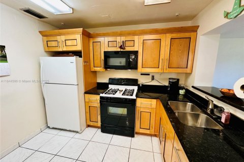 House in Miami Gardens, Florida 3 bedrooms, 144.93 sq.m. № 1841230 - photo 13