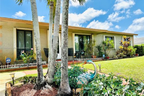 House in Miami Gardens, Florida 3 bedrooms, 144.93 sq.m. № 1841230 - photo 5