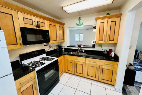 House in Miami Gardens, Florida 3 bedrooms, 144.93 sq.m. № 1841230 - photo 14