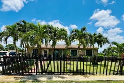 House in Miami Gardens, Florida 3 bedrooms, 144.93 sq.m. № 1841230 - photo 1