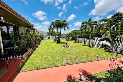 House in Miami Gardens, Florida 3 bedrooms, 144.93 sq.m. № 1841230 - photo 4