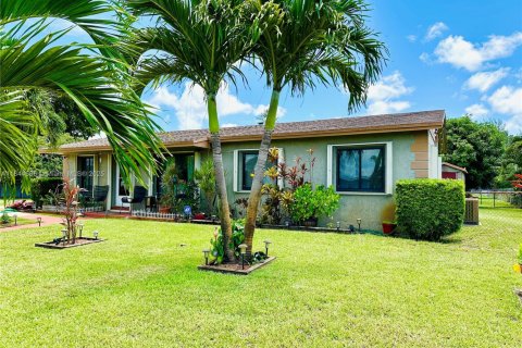 House in Miami Gardens, Florida 3 bedrooms, 144.93 sq.m. № 1841230 - photo 3