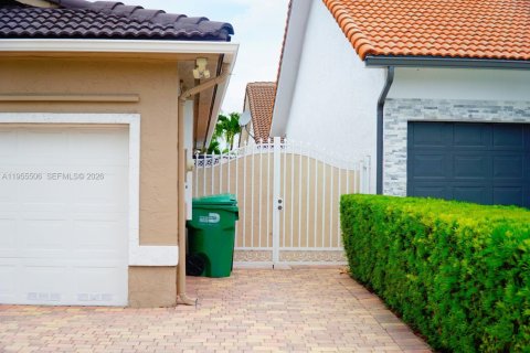 Casa en alquiler en Miami Lakes, Florida, 4 dormitorios, 206.43 m2 № 2020402 - foto 2