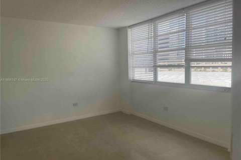 Снять в аренду кондоминиум в Майами, Флорида 2 спальни, 91.97м2, № 1950584 - фото 11