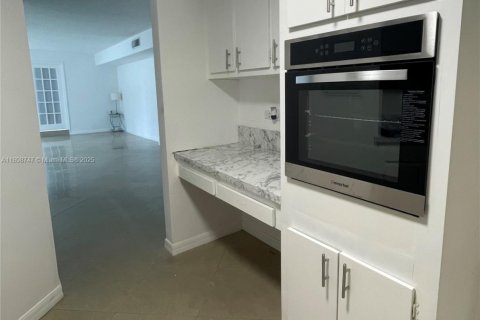 Снять в аренду кондоминиум в Майами, Флорида 2 спальни, 91.97м2, № 1950584 - фото 4