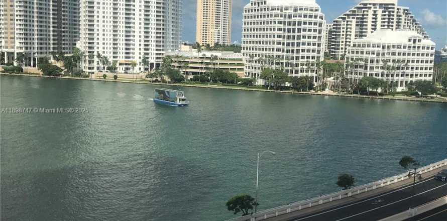 Кондоминиум с 2 спальнями в Майами, Флорида № 1950584