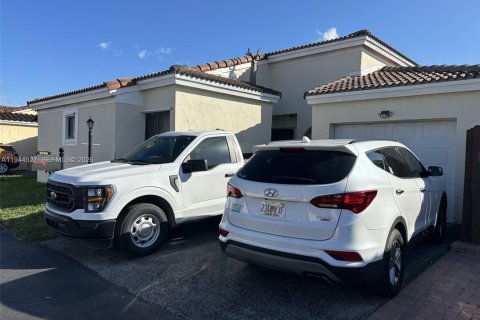 House in Miami, Florida 3 bedrooms, 130.81 sq.m. № 2001745