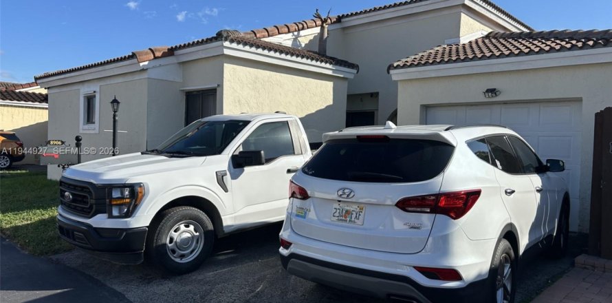 House in Miami, Florida 3 bedrooms, 130.81 sq.m. № 2001745