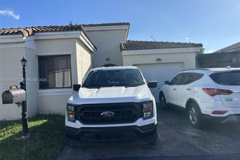 House in Miami, Florida 3 bedrooms, 130.81 sq.m. № 2001745 - photo 3