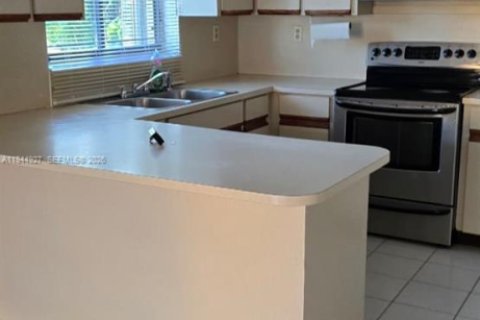 House in Miami, Florida 3 bedrooms, 130.81 sq.m. № 2001745 - photo 13