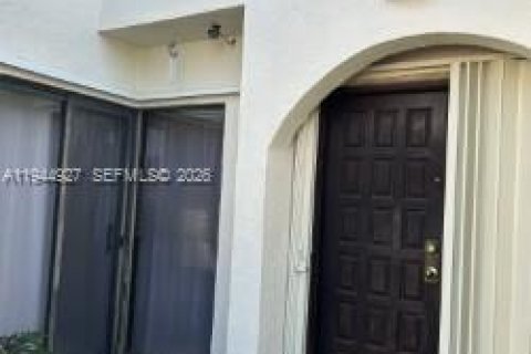 House in Miami, Florida 3 bedrooms, 130.81 sq.m. № 2001745 - photo 2