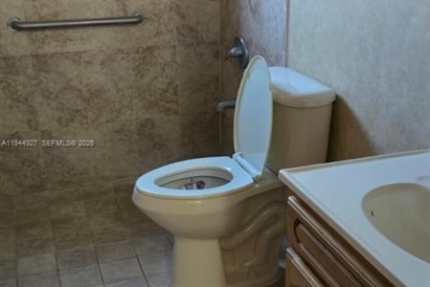 House in Miami, Florida 3 bedrooms, 130.81 sq.m. № 2001745 - photo 9