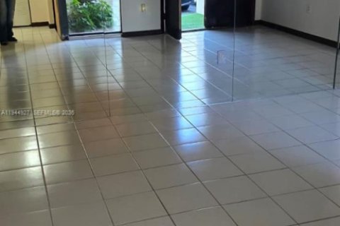 House in Miami, Florida 3 bedrooms, 130.81 sq.m. № 2001745 - photo 4