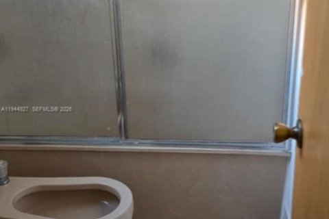 House in Miami, Florida 3 bedrooms, 130.81 sq.m. № 2001745 - photo 11