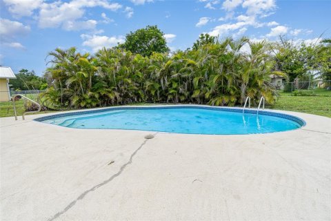 House in Cape Coral, Florida 3 bedrooms, 133.69 sq.m. № 1811008 - photo 28