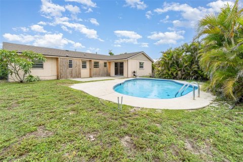 House in Cape Coral, Florida 3 bedrooms, 133.69 sq.m. № 1811008 - photo 29
