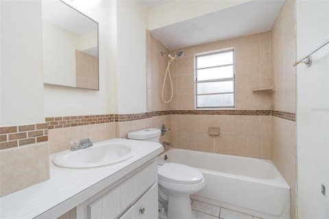 House in Cape Coral, Florida 3 bedrooms, 133.69 sq.m. № 1811008 - photo 23