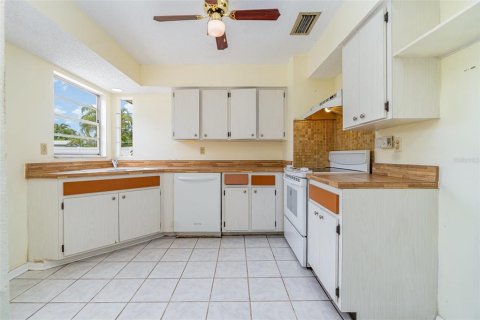 House in Cape Coral, Florida 3 bedrooms, 133.69 sq.m. № 1811008 - photo 10