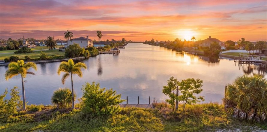 Terrain à Cape Coral, Floride № 2383501