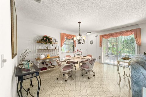 House in The Villages, Florida 2 bedrooms, 104.14 sq.m. № 1757235 - photo 10