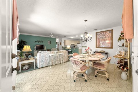 House in The Villages, Florida 2 bedrooms, 104.14 sq.m. № 1757235 - photo 7