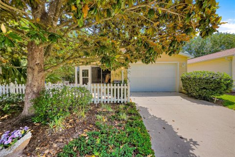 House in The Villages, Florida 2 bedrooms, 104.14 sq.m. № 1757235 - photo 1
