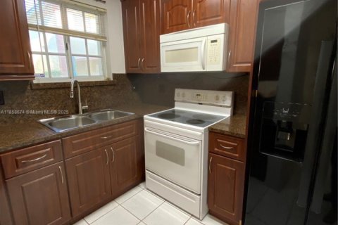 Touwnhouse à louer à Hialeah, Floride: 3 chambres, 109.62 m2 № 1923800 - photo 3