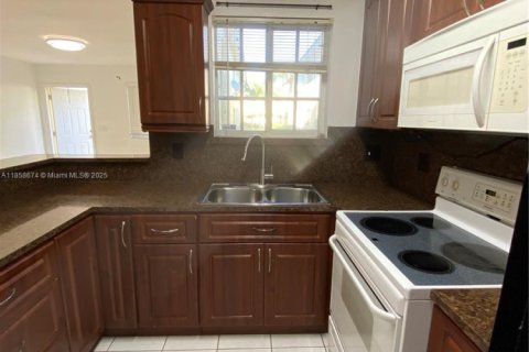 Adosado en alquiler en Hialeah, Florida, 3 dormitorios, 109.62 m2 № 1923800 - foto 4