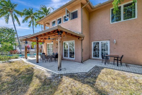 House in Lauderdale-by-the-Sea, Florida 5 bedrooms, 275.83 sq.m. № 1160719 - photo 1