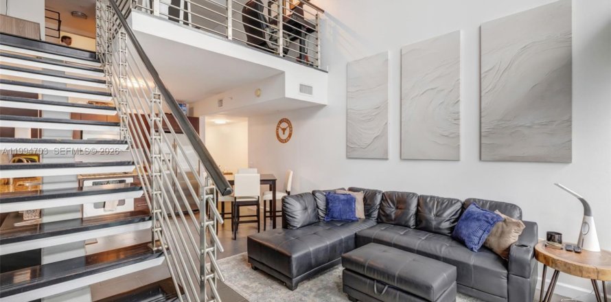 Condominio en Miami, Florida, 1 dormitorio  № 2063042