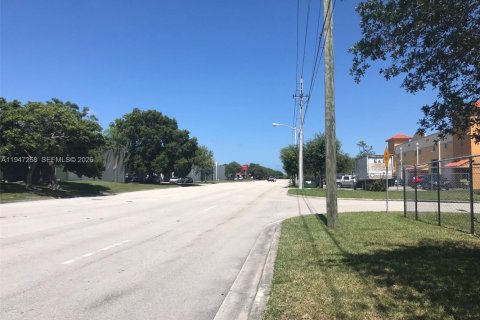 Propiedad comercial en venta en Miami, Florida № 2152939 - foto 7