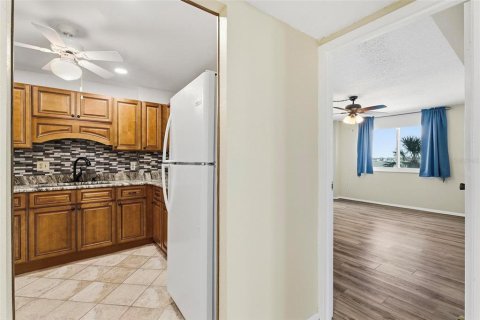 Condo in Daytona Beach, Florida, 2 bedrooms № 2119053 - photo 9