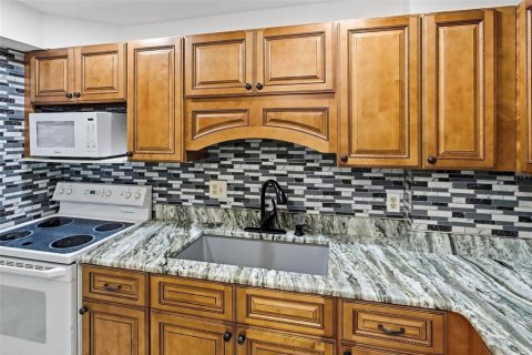 Condo in Daytona Beach, Florida, 2 bedrooms № 2119053 - photo 7