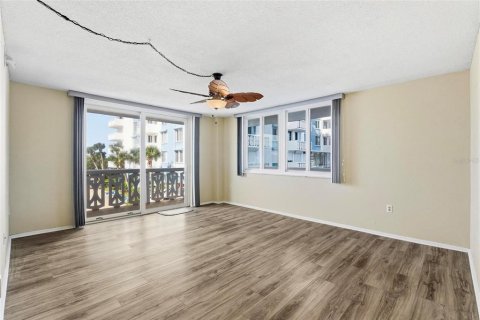 Condo in Daytona Beach, Florida, 2 bedrooms № 2119053 - photo 16