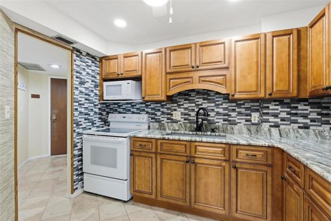 Condo in Daytona Beach, Florida, 2 bedrooms № 2119053 - photo 5