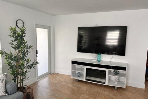 Casa en venta en Pembroke Pines, Florida, 3 dormitorios, 123.56 m2 № 1839519 - foto 2
