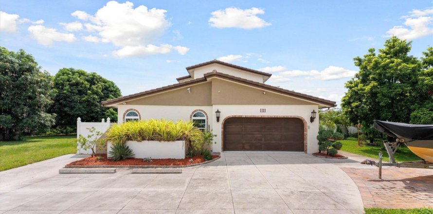 House in West Palm Beach, Florida 4 bedrooms, 306.21 sq.m. № 2187090