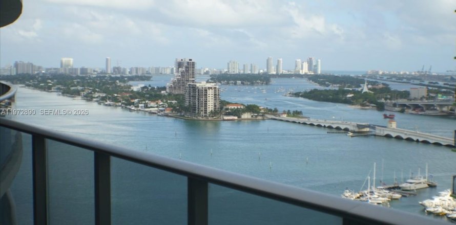 Кондоминиум с 2 спальнями в Майами, Флорида № 2041191