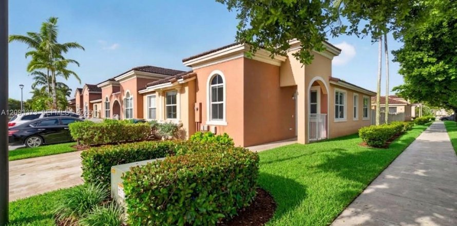 Adosado en Homestead, Florida 3 dormitorios, 116.13 m2 № 2382051
