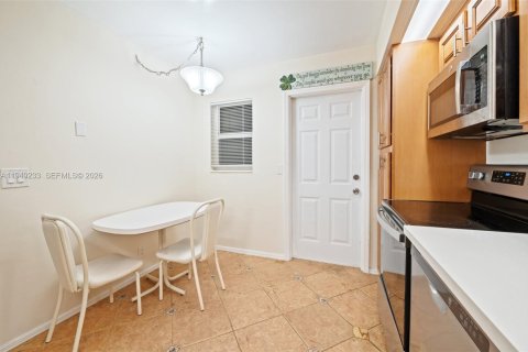 Condo in Fort Lauderdale, Florida, 2 bedrooms  № 2004917 - photo 23