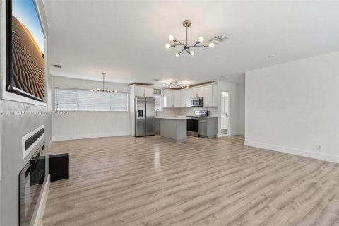 House in Hollywood, Florida 3 bedrooms, 122.26 sq.m. № 1842627 - photo 15