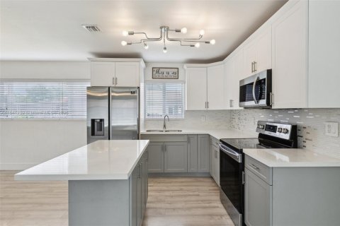 House in Hollywood, Florida 3 bedrooms, 122.26 sq.m. № 1842627 - photo 21