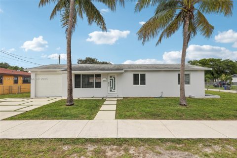 House in Hollywood, Florida 3 bedrooms, 122.26 sq.m. № 1842627 - photo 3