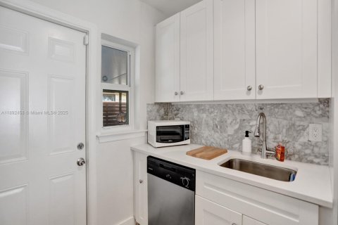 House in Fort Lauderdale, Florida 2 bedrooms, 91.42 sq.m. № 2013793 - photo 8