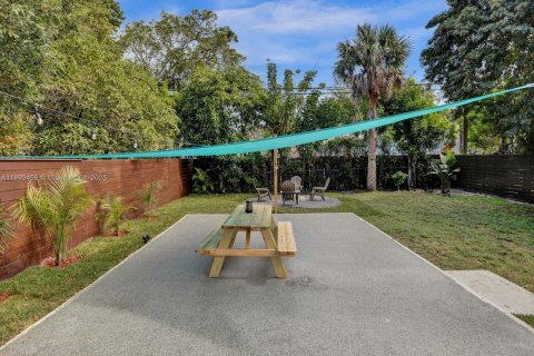 House in Fort Lauderdale, Florida 2 bedrooms, 91.42 sq.m. № 2013793 - photo 3