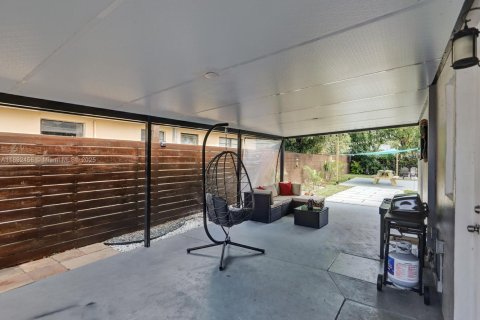 House in Fort Lauderdale, Florida 2 bedrooms, 91.42 sq.m. № 2013793 - photo 19