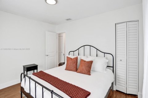 House in Fort Lauderdale, Florida 2 bedrooms, 91.42 sq.m. № 2013793 - photo 11